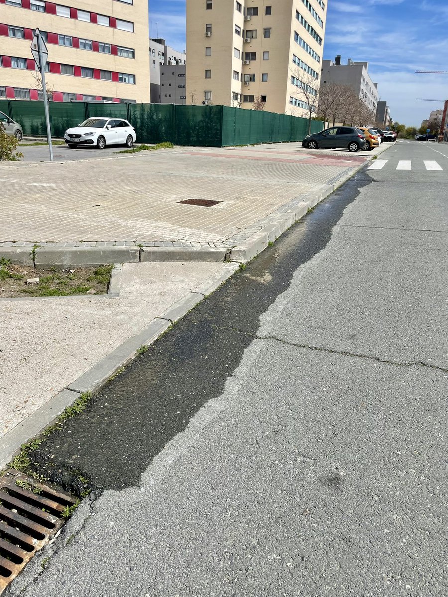 lomuu's tweet photo. @PoliciaAlcorcon @alcorconbombero @EnsancheSurJMD @EnsancheSur @Hardcorcon @c_mantenimiento Se sigue saliendo el agua 
¿Pueden hacer algo? Luego diremos que hay sequía https://t.co/UEEPulPqaW