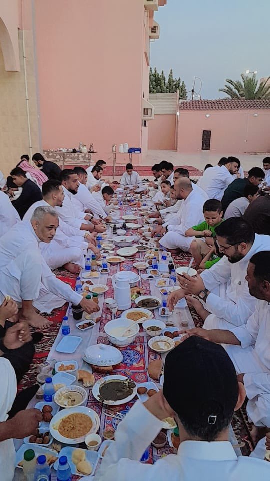 0sabih0's tweet photo. كالعادة السنوية يوم امس الخميس ٤-٩-١٤٤٥ اقام ابناء المغفور له بإذن الله السيد احمد هاشم سبيه مأدبة الفطور السنوية في منزلهم العامر بحي البندر بينبع البحر حيث اجتمع الاهل والارحام نسأل الله له المغفرة والرحمة وان يجعلها في ميزان حسناته https://t.co/tRXvw6WN7g