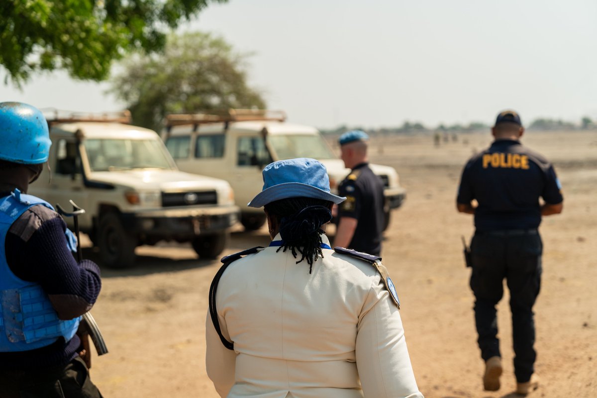 unmissmedia's tweet photo. To support law enforcement bodies in Bentiu, #SouthSudan 🇸🇸, #UNMISS @UNPOL team recently handed over two police vehicles 🚔to their national counterparts, boosting their ability to do patrols and protect the 300,000+ civilians 🕊️ living in the area.

#A4P https://t.co/7efucjfaB6