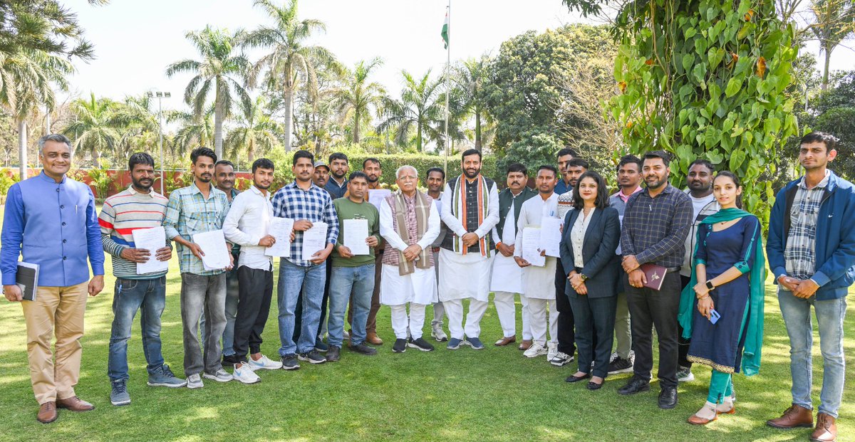 Chief Minister Shri @NayabSainiBJP and former CM Shri @mlkhattar met with a delegation of skilled construction youth going to Israel, at Chandigarh today. The entire process is being facilitated by Haryana Foreign Cooperation Department & HKRN in order to bring the global job…