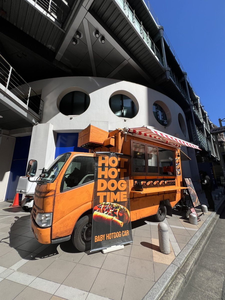 ここに立つよ⛅️
ホットドッグ屋さん(キッチンカー)よしもと無限大♾️ホールにあるのでめちゃくちゃわかりやすいです🥹🌭

オリジナルソースはまだ開発中...💭 https://t.co/9HGR4cz4WY