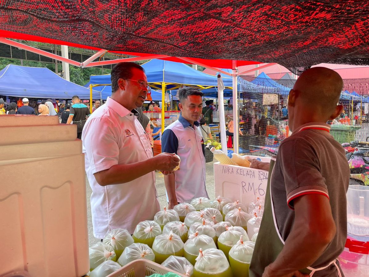 DSARMOfficial's tweet photo. Selesai urusan di pejabat tadi, terasa nak cari air teh ais pyor kegemaran saya untuk berbuka. Singgah ke bazar Ramadhan Lepeh, beli sekali lauk untuk berbuka nanti.. Sambil lihat suasana dan keadaan peniaga di bazar Ramadhan.
#abdulrahmanmohamad
#rahmanmohamad
#tokman
#DSARM https://t.co/YFZxZKGRxn