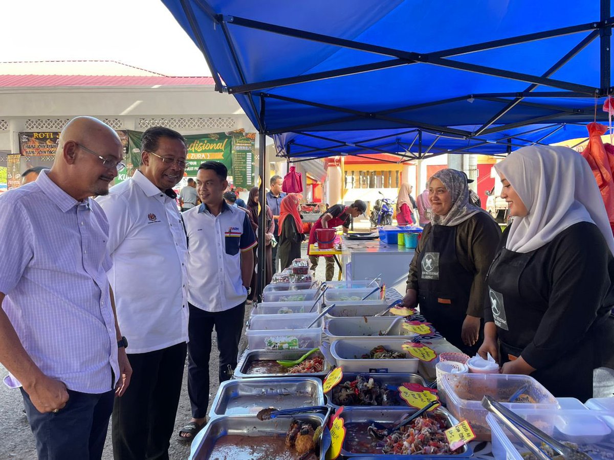 DSARMOfficial's tweet photo. Selesai urusan di pejabat tadi, terasa nak cari air teh ais pyor kegemaran saya untuk berbuka. Singgah ke bazar Ramadhan Lepeh, beli sekali lauk untuk berbuka nanti.. Sambil lihat suasana dan keadaan peniaga di bazar Ramadhan.
#abdulrahmanmohamad
#rahmanmohamad
#tokman
#DSARM https://t.co/YFZxZKGRxn