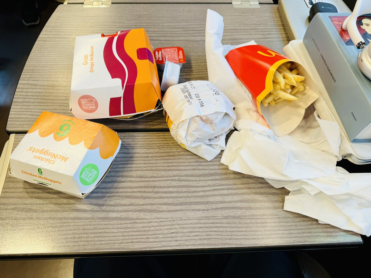 patcarrarini's tweet photo. Come diceva Seneca:
“Semel in anno licet insanare… ehm… insanire.”
(Vi lascio immaginare come mi guardano i miei vicini in treno… 😂)
#McDonalds
#Iamlovingit 🍔🍟 https://t.co/4pu8RQ1puR