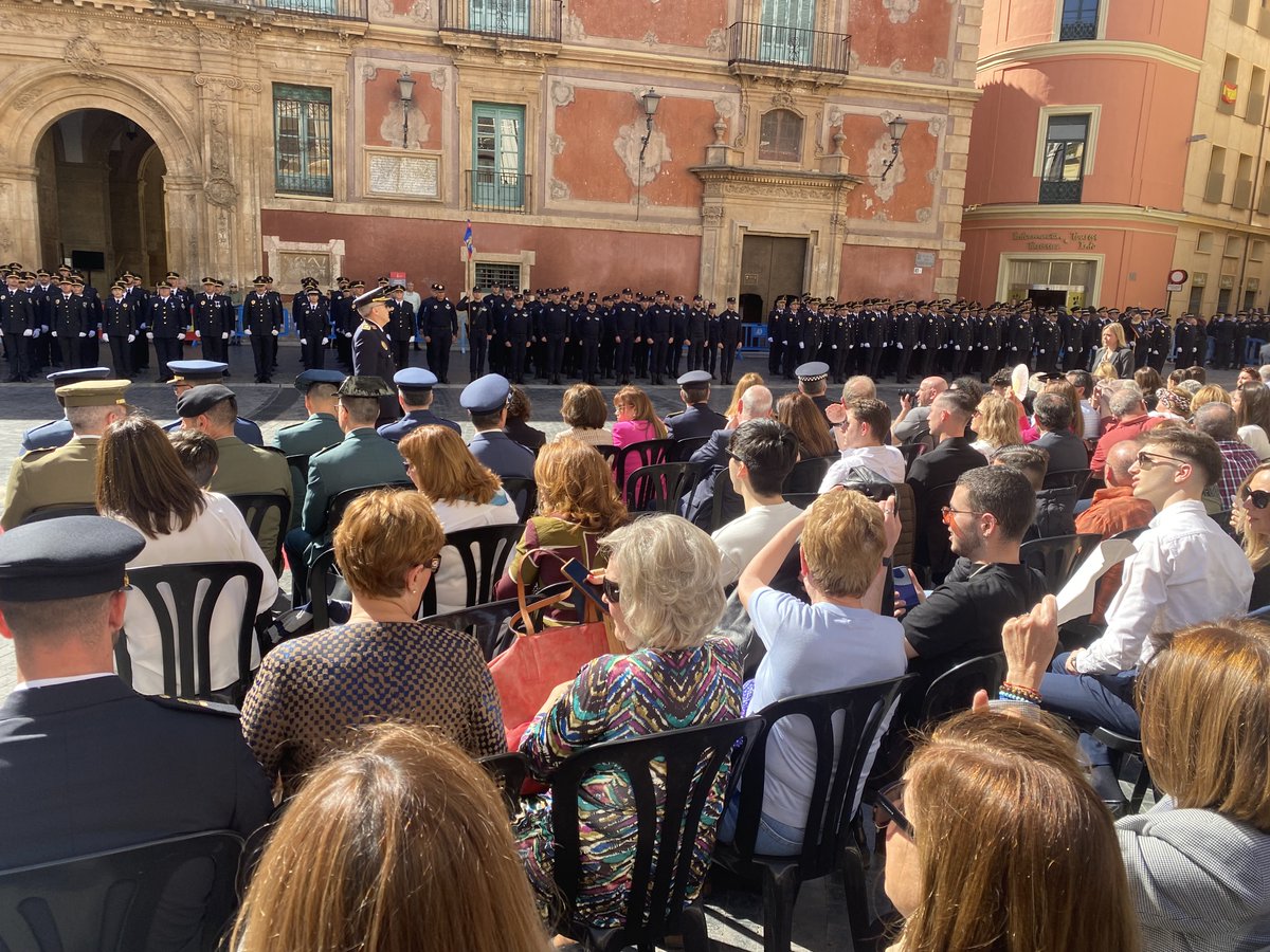 Nuestro presidente @p_miralles ha recibido, de manos del alcalde @Ballesta_Murcia la Cruz al Mérito Policial con distintivo blanco que @MurciaPolicia ha concedido al #ColegiodeMédicos por el servicio a la ciudadanía #nuestroscolegiados #profesiónmédica 🖇️ commurcia.es/NOTICIA.asp?id…