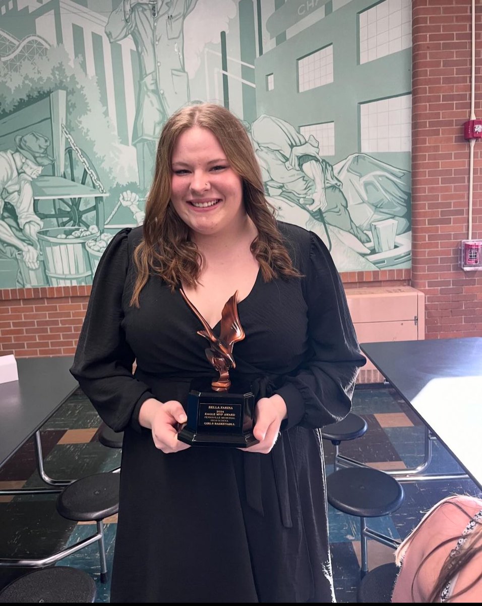 2023-2024 Awards Banquet 🦅🏀
Congratulations to all of our players on a successful season! Keep striving to be #MoreThanAverage 

Eagle Award Recipient: 
Senior Captain, Bella Farina!