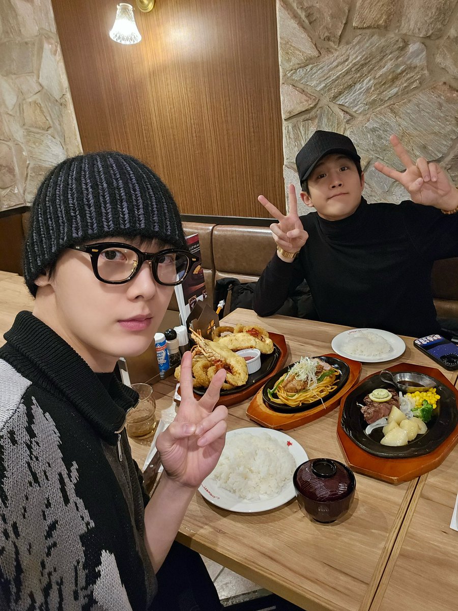 아이고 형님 생일축하드립니다
항상 저희가 신경쓰지 못하는 부분까지 생각해주는 울 리다 진진형 많이 사랑하고 앞으로도 맛있는거 많이먹고 건강하고 행복하자요😛