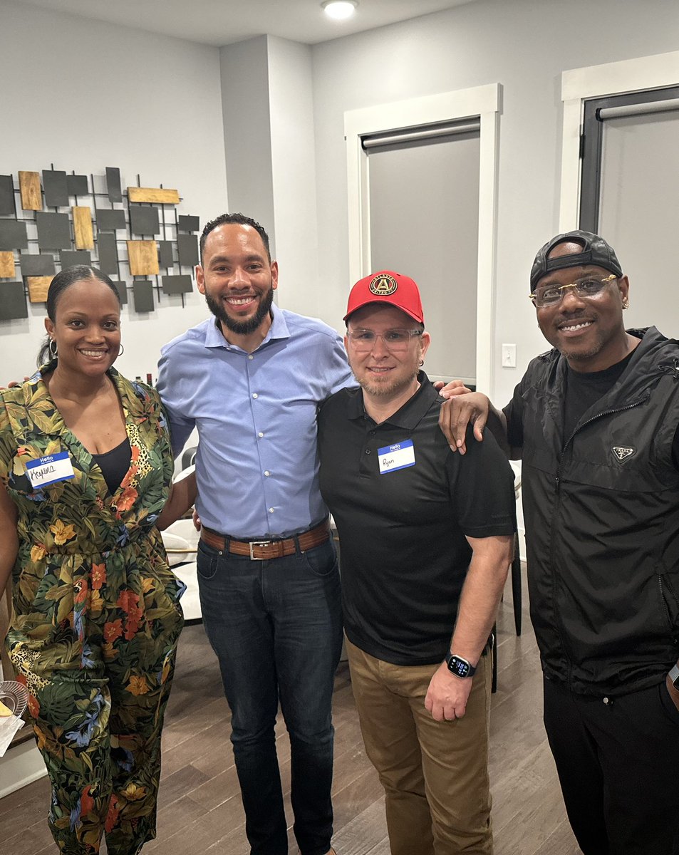 RashaunKemp's tweet photo. Critical conversations at the kitchen table! Thanks to Dr. Johnson for hosting a thoughtful conversation with his neighbors in his beautiful home in Bankhead. I appreciate the support. https://t.co/a3CC43Gau5 #rashaunforsenate38 #BetterIsBeforeUs #forward https://t.co/FRE6zCmVff