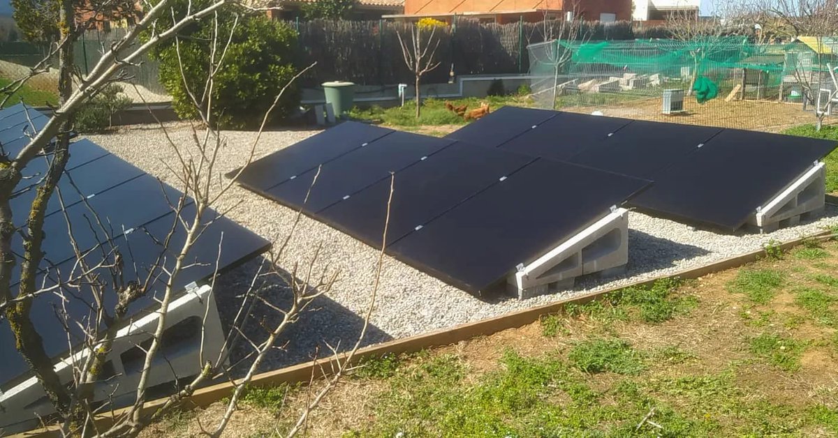 ElectrofluxeCat's tweet photo. Instal·lació de 8 panells Sunpower de 385Wp amb 8 microinversors Enphase IQ7A integrats, sobre estructures de SolarBlocs. 

Reducció de la petjada mediambiental i estalvi econòmic. ☀️🌱

Demana'ns pressupost sense compromís!📲

#energiasolar #energiesrenovables #sostenibilitat https://t.co/pgLBfFBbtX