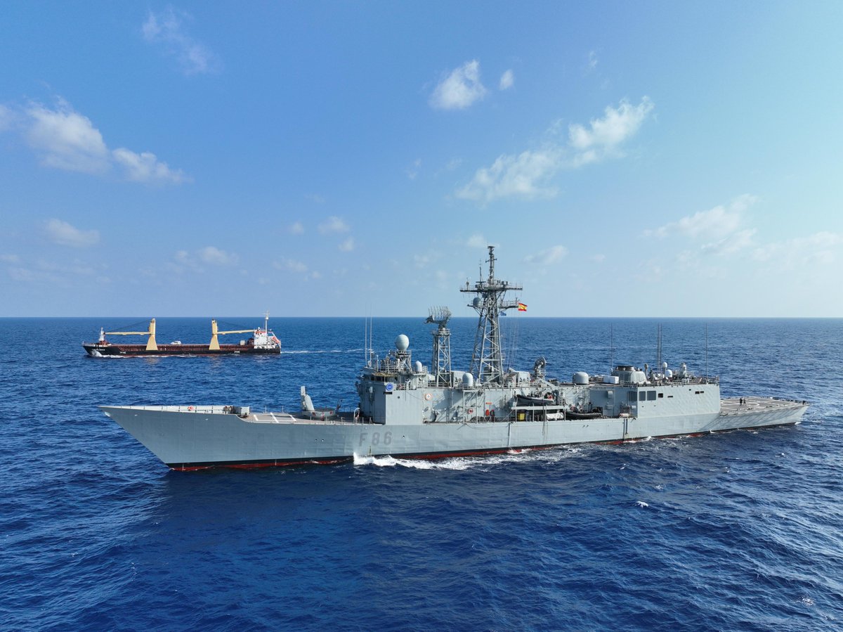 EMADmde's tweet image. La fragata 'Canarias' 🇪🇸@Armada_esp monitoriza al mercante 'Dolores'🚢dentro de los cometidos asignados como parte de la 
operación 'Atalanta' #MOPS con el fin de proteger a los buques pertenecientes al Programa Mundial de Alimentos 🌏🌊#WorldFoodProgram @EUNAVFOR