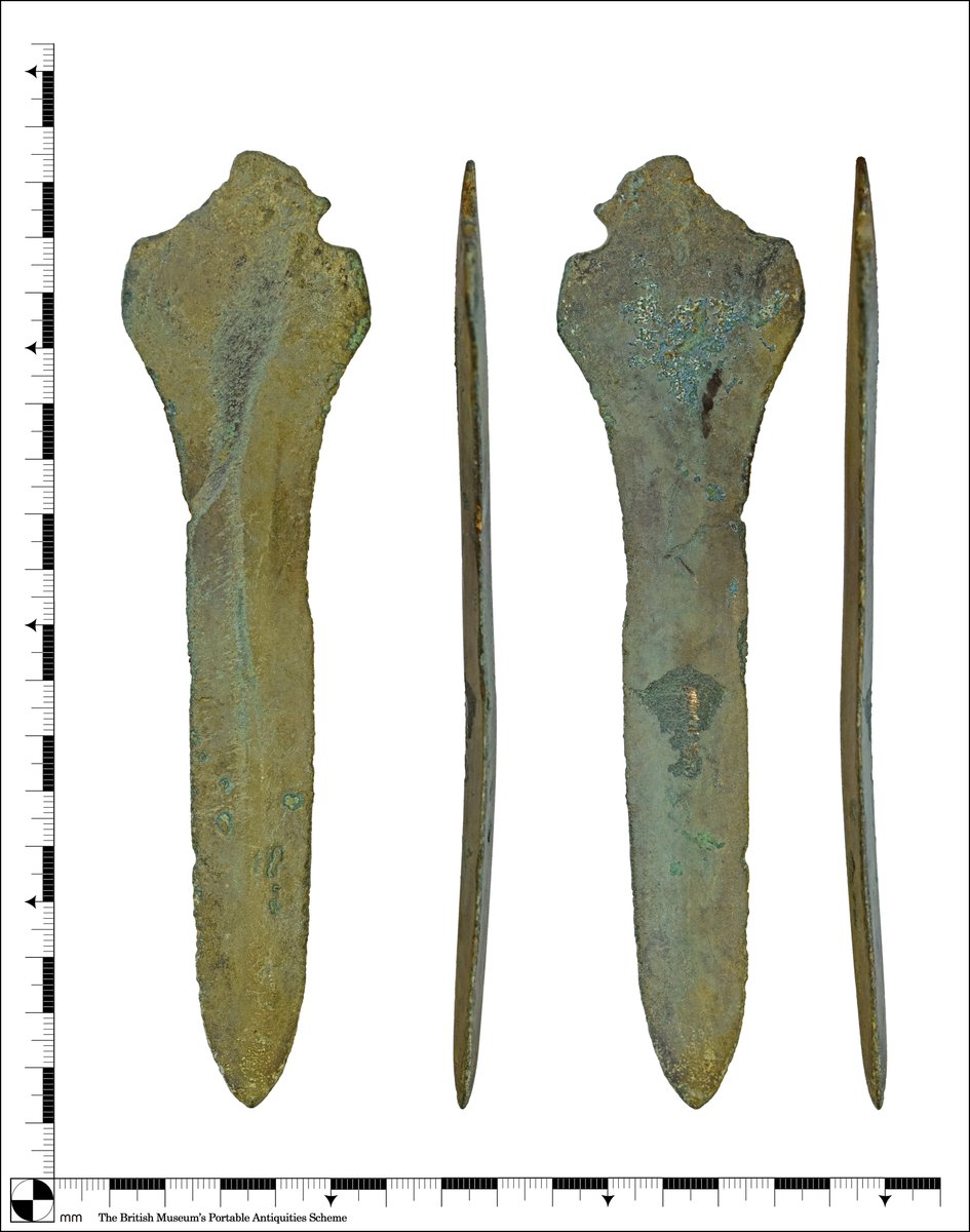 It's #FindsFriday! 
I recently recorded this Middle Bronze Age dirk, found in the Melton district of Leicestershire. It is almost complete with a fragment of the hilt being damaged. It dates to c. 1700 - 1400 BC.
LEIC-1D5786
finds.org.uk/database/artef…