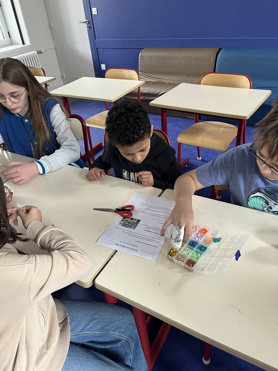 Les élèves du club Maths de <a href="/College_Peguy03/">Charles Péguy 03</a> animent des ateliers pour leurs camarades dans le cadre de la semaine des maths: fabrication de bracelet Pi, programmation du Thymio, jeux de société, concours de mémorisation de pi …<a href="/mathacclermont/">mathacclermont</a> <a href="/acclermont/">Académie de Clermont-Ferrand</a> <a href="/DSDEN_03/">DSDEN Allier</a>