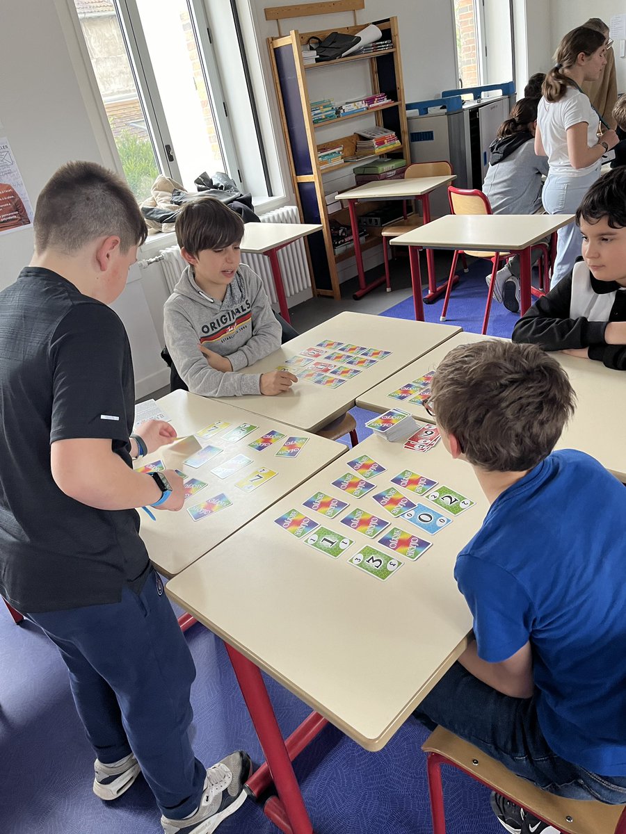 FabienParenton's tweet photo. Les élèves du club Maths de @College_Peguy03 animent des ateliers pour leurs camarades dans le cadre de la semaine des maths: fabrication de bracelet Pi, programmation du Thymio, jeux de société, concours de mémorisation de pi …@mathacclermont @acclermont @DSDEN_03 https://t.co/la09tDp6QM