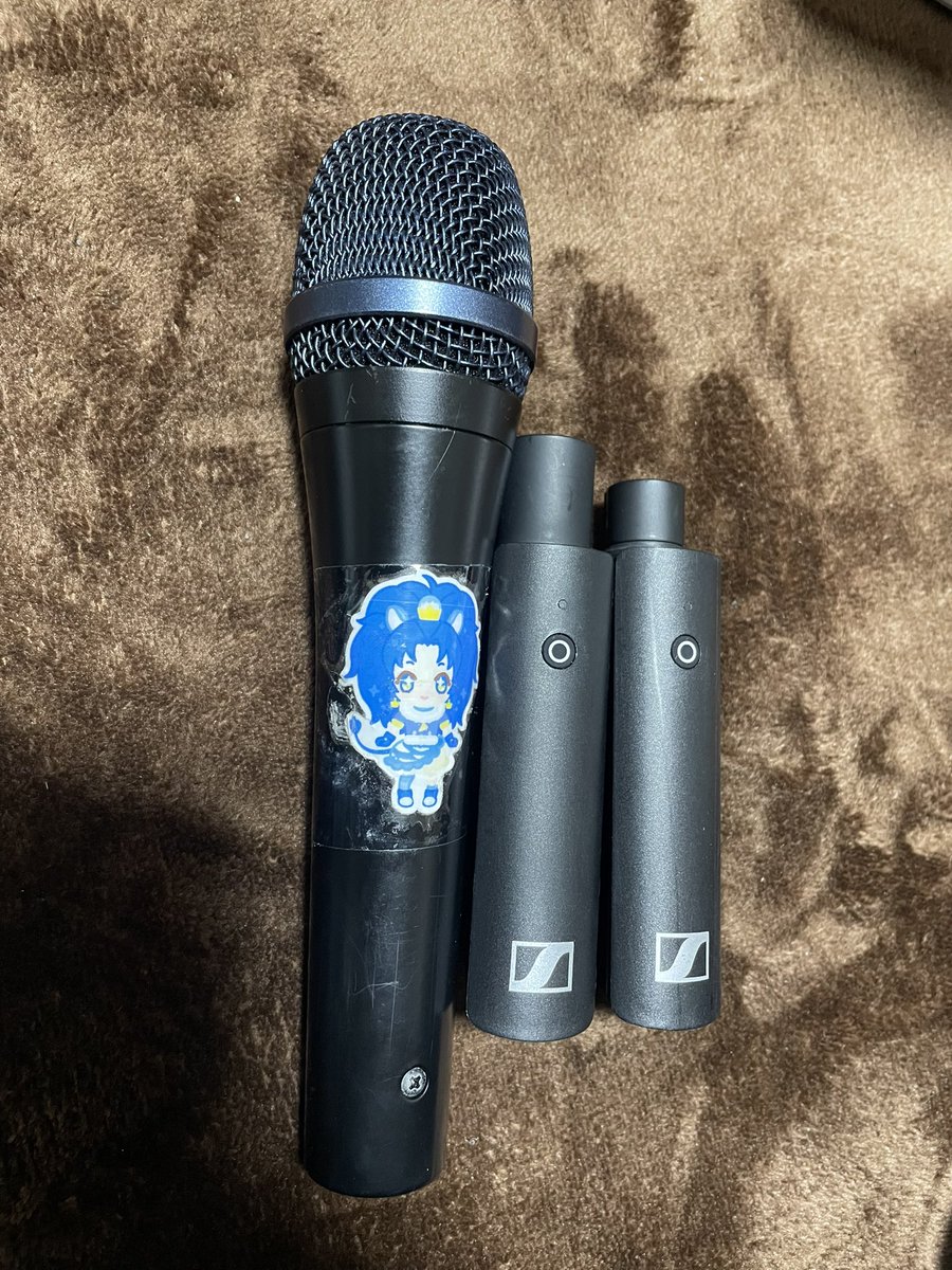 おれのmyMIC、SENNHEISER_945

ひろくまさんに「おめぇの声じゃ58は合わねぇからこれが良い」って勧めてくれたやつ。
使ってみたら、全然声の抜けが違うのびっくりした。相性って大事なんだな。

LIVEやDJのMCでは、コレにワイヤレスシステムつけて暴れ回ってる。

キュアジェラートは御守り。