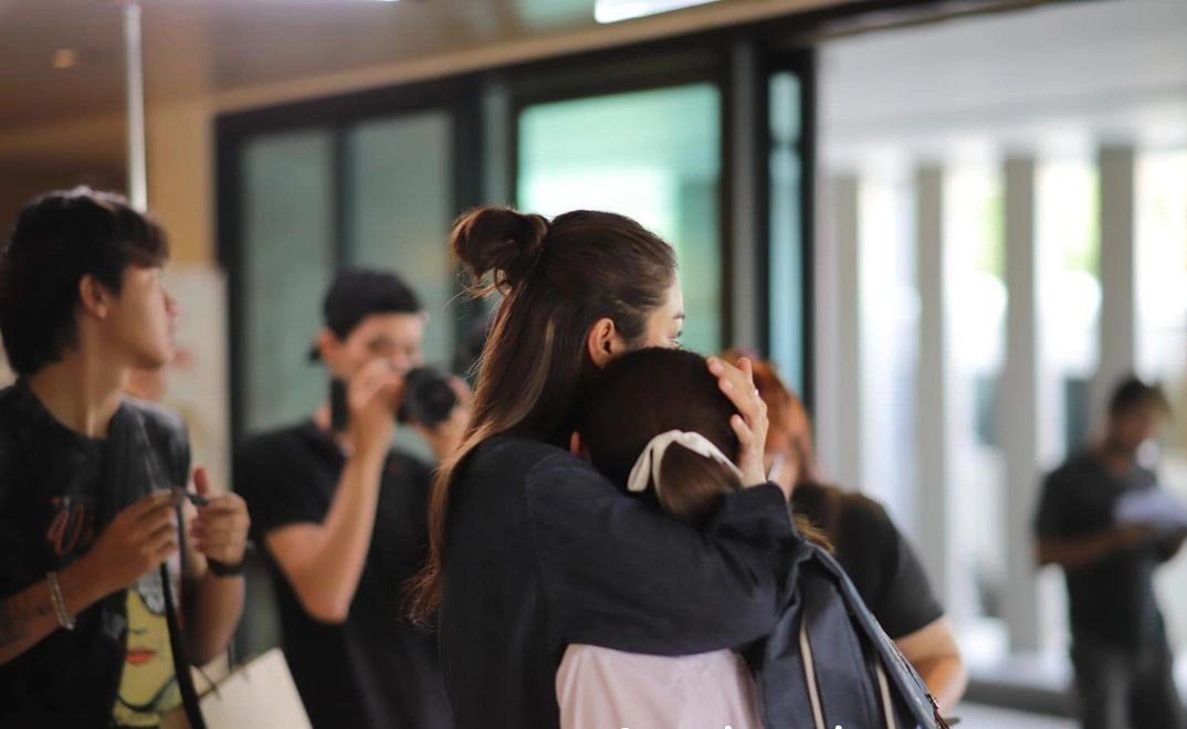 WomenFP's tweet photo. I imagine the director saying "Cut" and Faye just going up to Yoko and hugging her like this and just holding her until she can actually stop crying 🥹🥰❤️ 

#FayeYoko #BlankTheSeries https://t.co/6k87IVZTcX