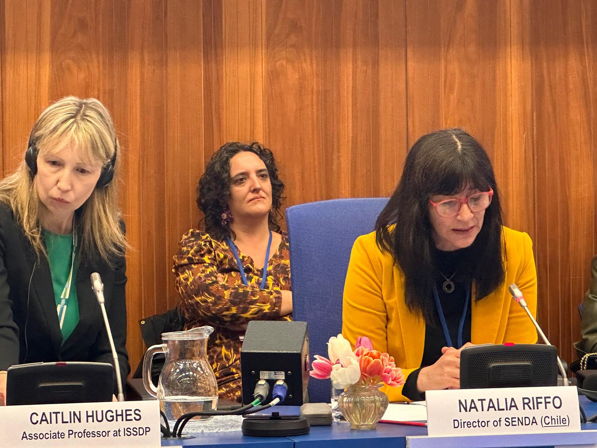 Chile participa activamente en la #CND67, que se desarrolla en @UN_Vienna. Hoy, la Directora de @Senda_gob, @nataliariffo, instó a avanzar en el desarrollo de políticas de drogas humanas e inclusivas, promoviendo el enfoque de género y el trabajo comunitario.