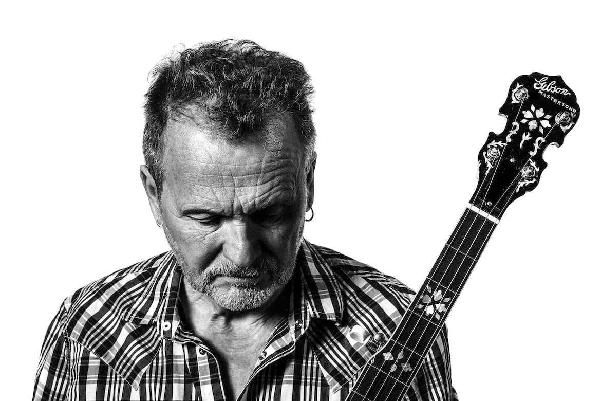 Listen to @msimpsonian's serene new single, ‘New Harmony,’ taken from his forthcoming new album, 'Skydancers.' It was written by Craig Johnson, an “old-time” American fiddler/banjo player/guitarist and singer-songwriter and it's a beauty! @TopicRecords klofmag.com/2024/03/martin…