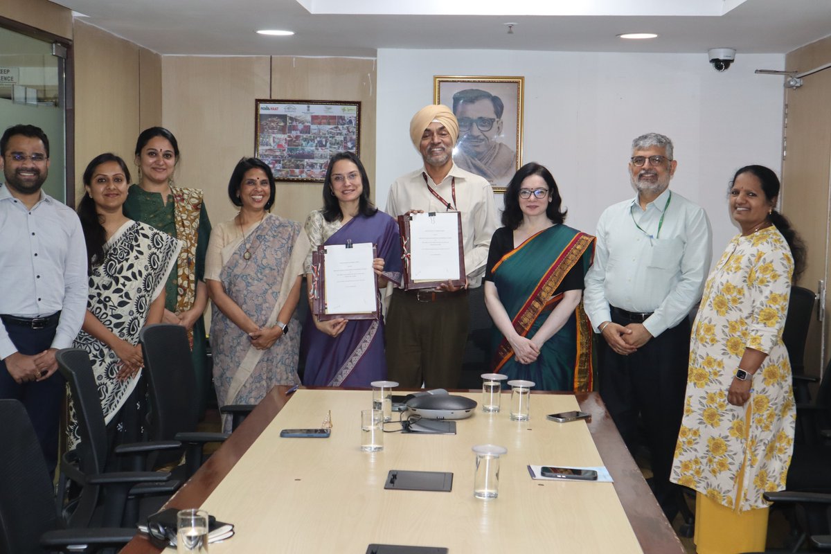 An MoU was signed was signed today between #MoRD #DAYNRLM and Abdul Latif Jameel Poverty Action Lab (J-PAL), South Asia at IFMR. The MoU was signed by AS-RL, RD, Shri Charanjit Singh and Ex. Dir., J-PAL, South Asia Ms. Shobhini Mukerji. #MoRD #DAYNRLM