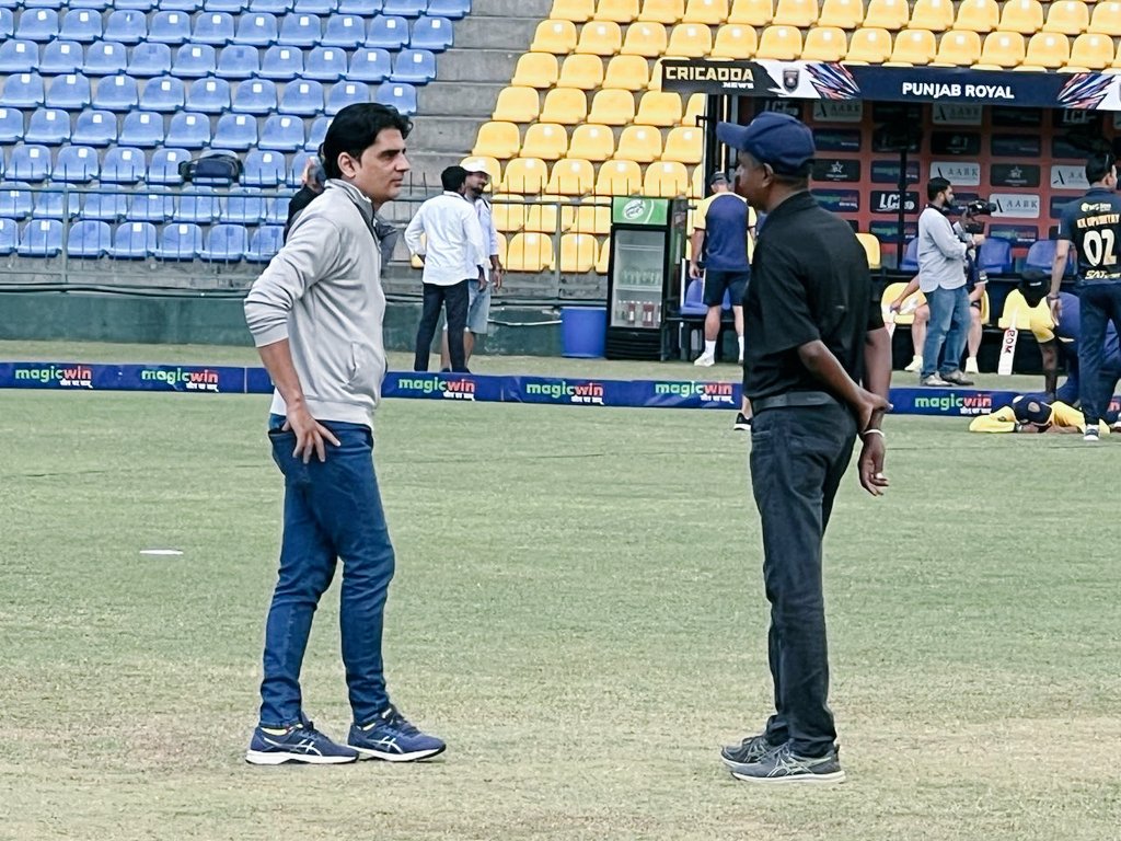 Discussion about pitch and conditions with the chief curator at Pallekele stadium. #SriLanka #LCT24 #ClashofLegends