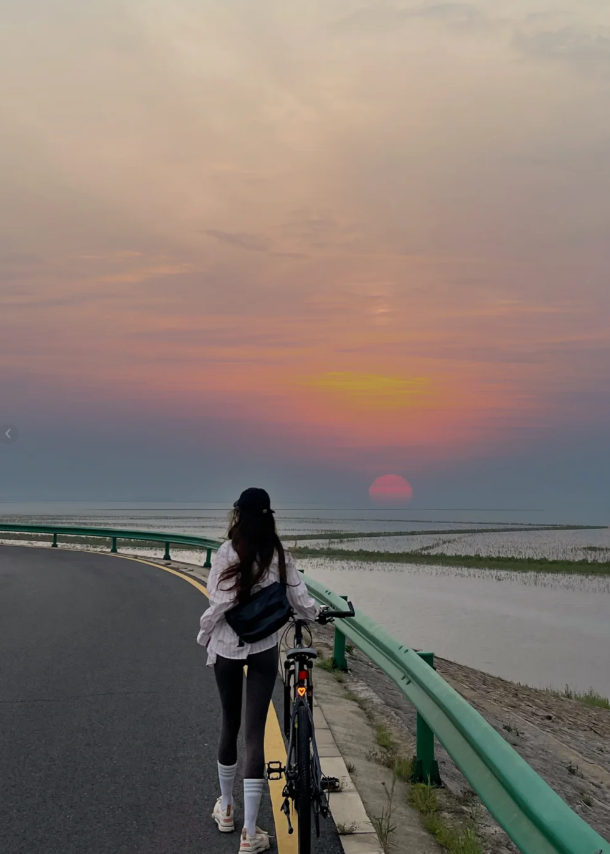 骑行的意义,在于一路上的鲜花美景,落日长河🌄