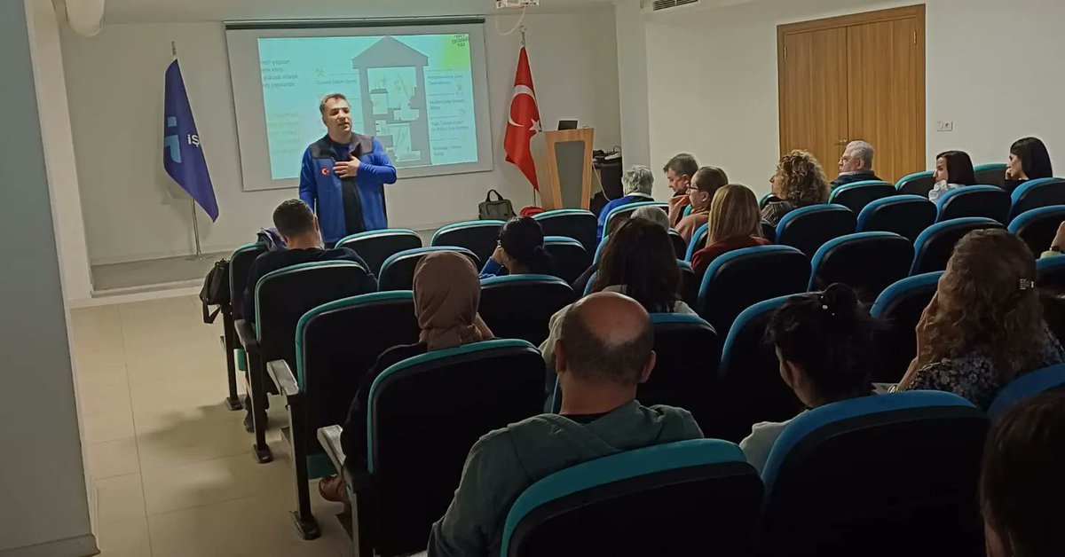 iskurmersin33's tweet photo. Mersin Çalışma ve İş Kurumu İl Müdürlüğü Konferans Salonu'nda İşkur personeline yönelik Mersin Valiliği Yazı İşleri Müdürü Remzi Kuyugöz tarafından Resmî Yazışmalar ve Protokol Eğitimi,
 İl Afet ve Acil Durum Müdürlüğü Personelleri tarafından Afet Farkındalık Eğitimi verildi. https://t.co/gBQHgvPkij