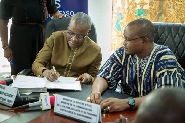 Signature de partenariat entre le Ministère de la Communication, de la Culture, des Arts et du Tourisme, et le Système des Nations Unies au 🇧🇫 ce jour à travers ses agences <a href="/UNICEF/">UNICEF</a>, <a href="/FAOBurkinaFaso/">FAO Burkina Faso</a>, <a href="/UNFPABF/">UNFPA Burkina Faso</a> , <a href="/OMS_Burkina/">OMS Burkina Faso</a>  , @FIDA, <a href="/PNUD_BFA/">Le PNUD au Burkina Faso 🇧🇫</a> , @WFP_Burkina_CD et <a href="/UNHCR_BF/">UNHCR Burkina Faso</a> .