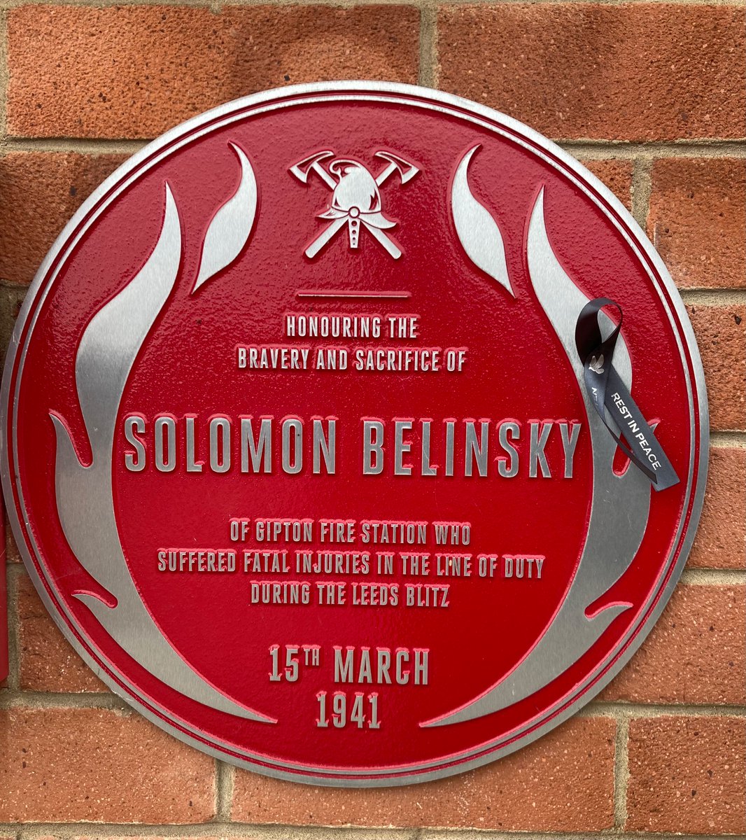 Remembering AFS firefighter Solomon Belinsky who was fatally injured during the Leeds Blitz on 15 March 1941. Solly was based at Gipton fire station @OldFireStaLS9. Learn more about his contribution & visit his @fbunational red plaque: redplaque.org.uk/plaque/solomon…