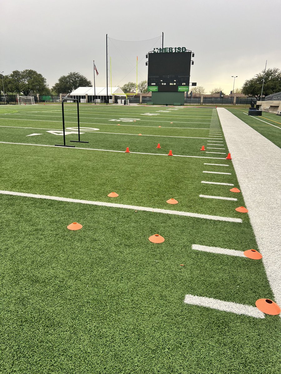 CoachSAnderson_'s tweet image. Nothing like having your drills setup and ready to roll before indy starts. I absolutely love coaching WR’s…P5/G5 NFL I’m not hard to find..#ITSGOTIME #DCDEFENDERS