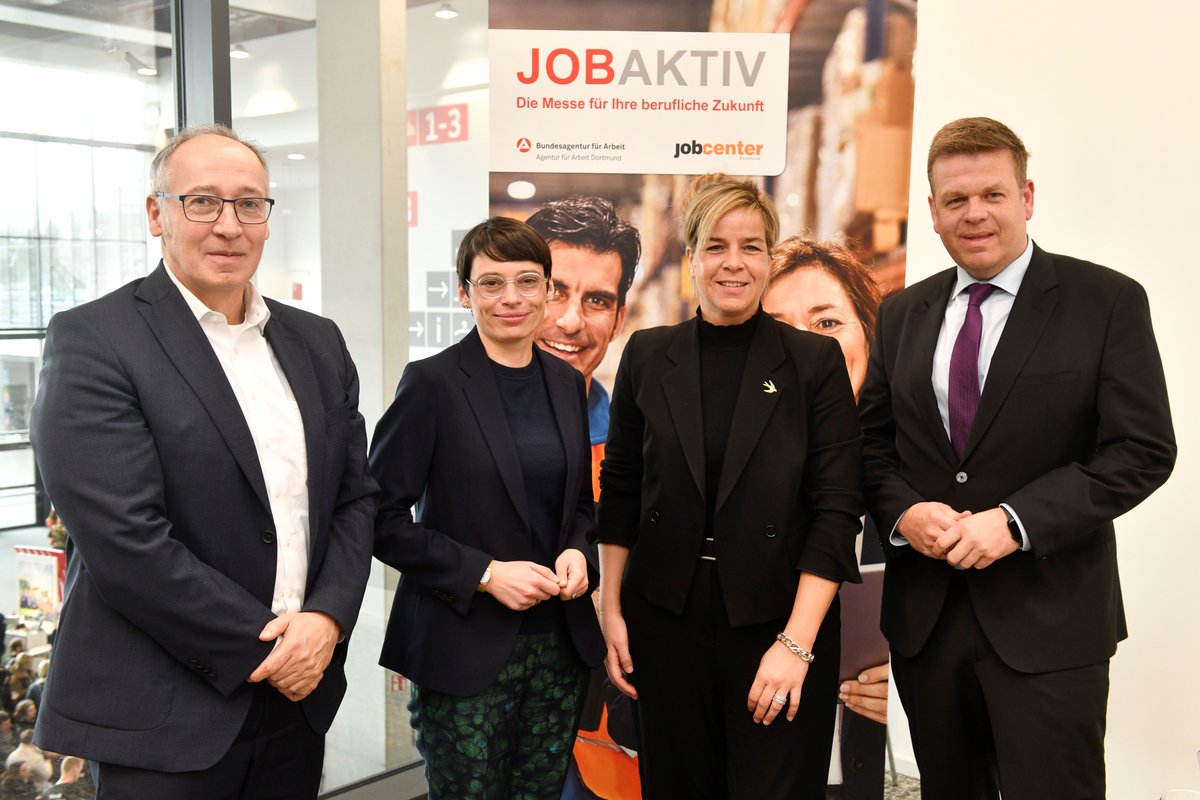 Vorstellung der Initiative zur Arbeitsmarkt-Integration geflüchteter & arbeitsloser Menschen mit Min. @monaneubaur, Min. @JosefinePaul, StS Matthias Heidmeier & Roland Schüßler, Leiter @BA_NRW. Ziel: Gesellschaftliche Integration der Menschen durch schnelle Arbeitsaufnahme.👇