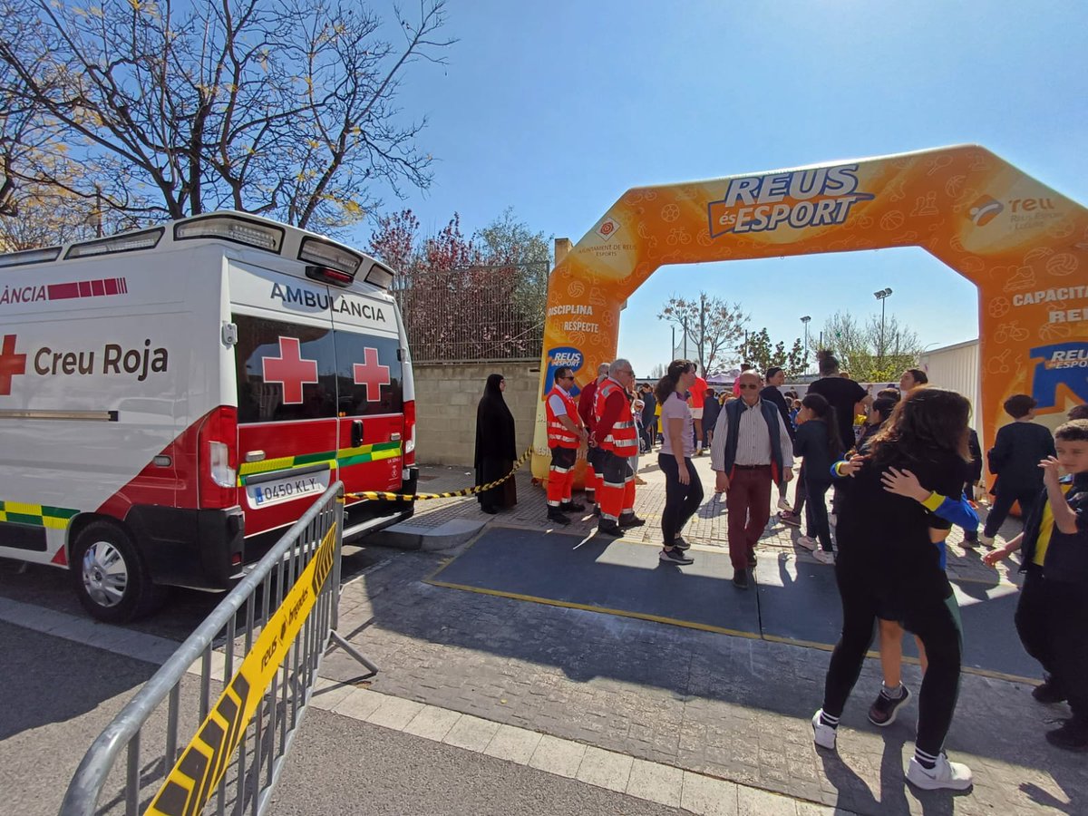 ReusCreuRoja's tweet photo. Un any més, el  Cross Solidari de @Escola_Alberich i Cases de #Reus ha recollit aliments per a qui més ho necessita. Moltes gràcies! sou molt eixerits! https://t.co/fZbQP9esh3