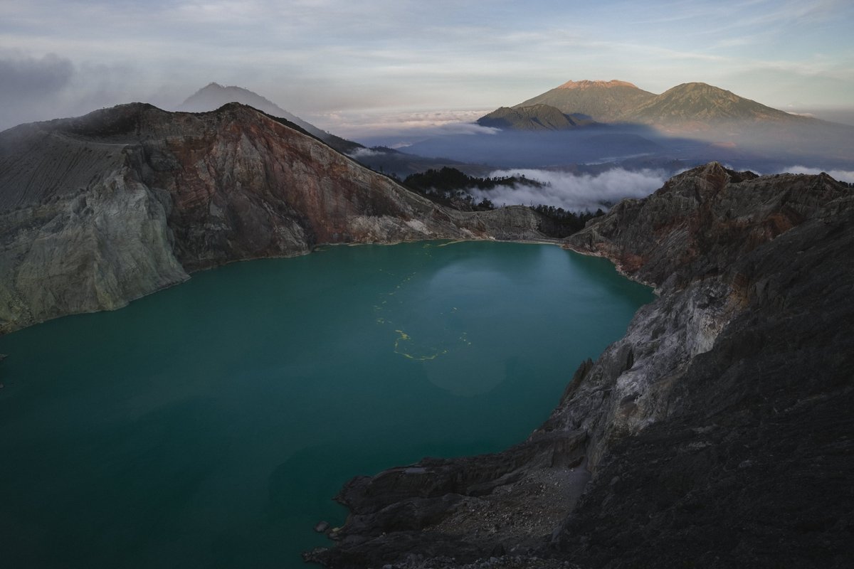 AustynVisuals's tweet photo. Mount Ijen volcano in East Java, Indonesia is known for it's turquoise blue acidic lake, magical blue fire and labor-intensive sulphur mining operation. https://t.co/UgDFCDZIbR