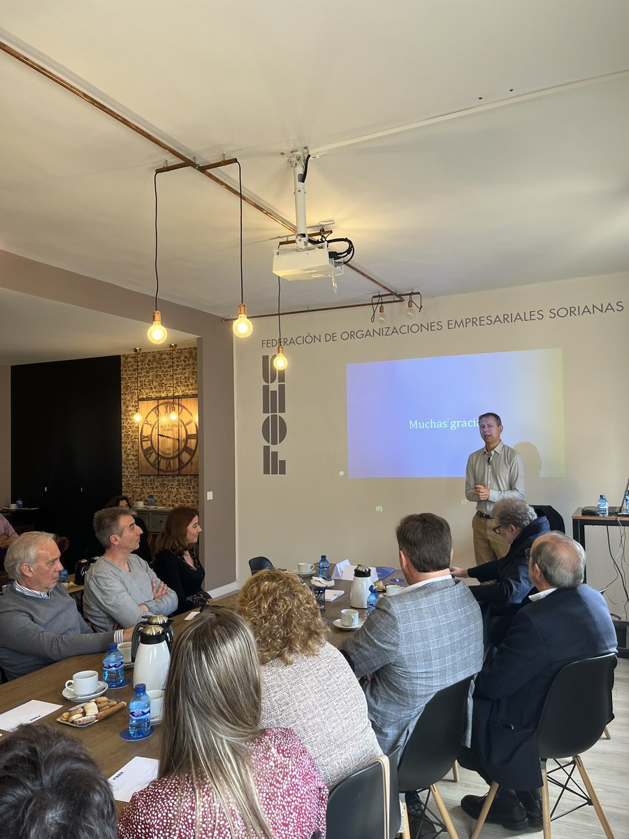 FOES_SORIA's tweet photo. 👉🏻 Esta mañana en #LosDesayunosdeFOES, Richard Benjamins (@vrbenjamins) experto en #IA y sus usos éticos ha compartido su experiencia y conocimiento con nuestros asociados que, además, han podido consultar sus dudas acerca de este nueva herramienta tecnológica https://t.co/Xv6jHKZnMP