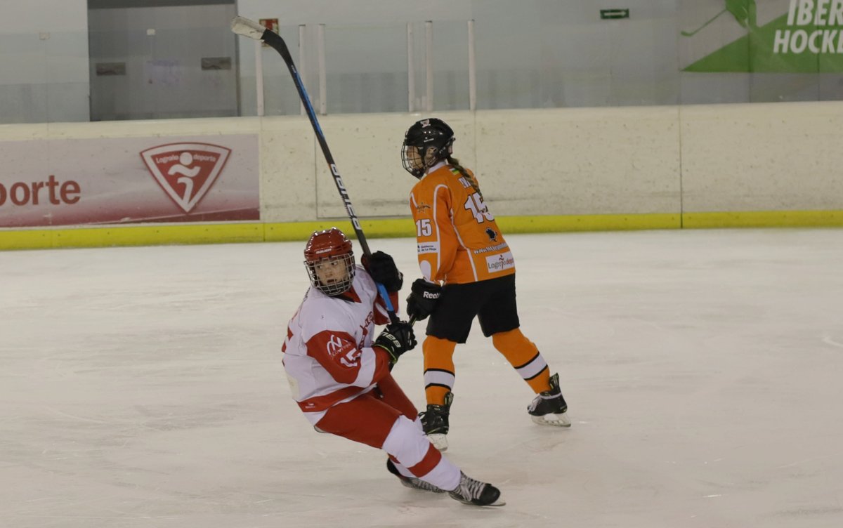 Se presenta un exigente fin de semana para el equipo femenino del @clubhielojaca, que acaba la liguilla de cuartos de la Copa de la Reina visitando el sábado por la noche al Milenio Panthers y recibiendo el domingo a mediodía al Club Gel Puigcerdà. +INFO: clubhielojaca.com/doble-compromi…