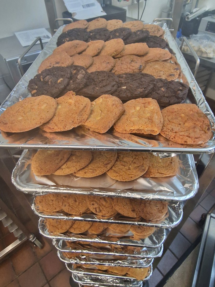 To round up our nutrition & hydration week here at @MKHospital we have cookies going out to all the inpatients to go with their mid afternoon tea round, the kitchen has smelt amazing 🤤😋 @NHWeek