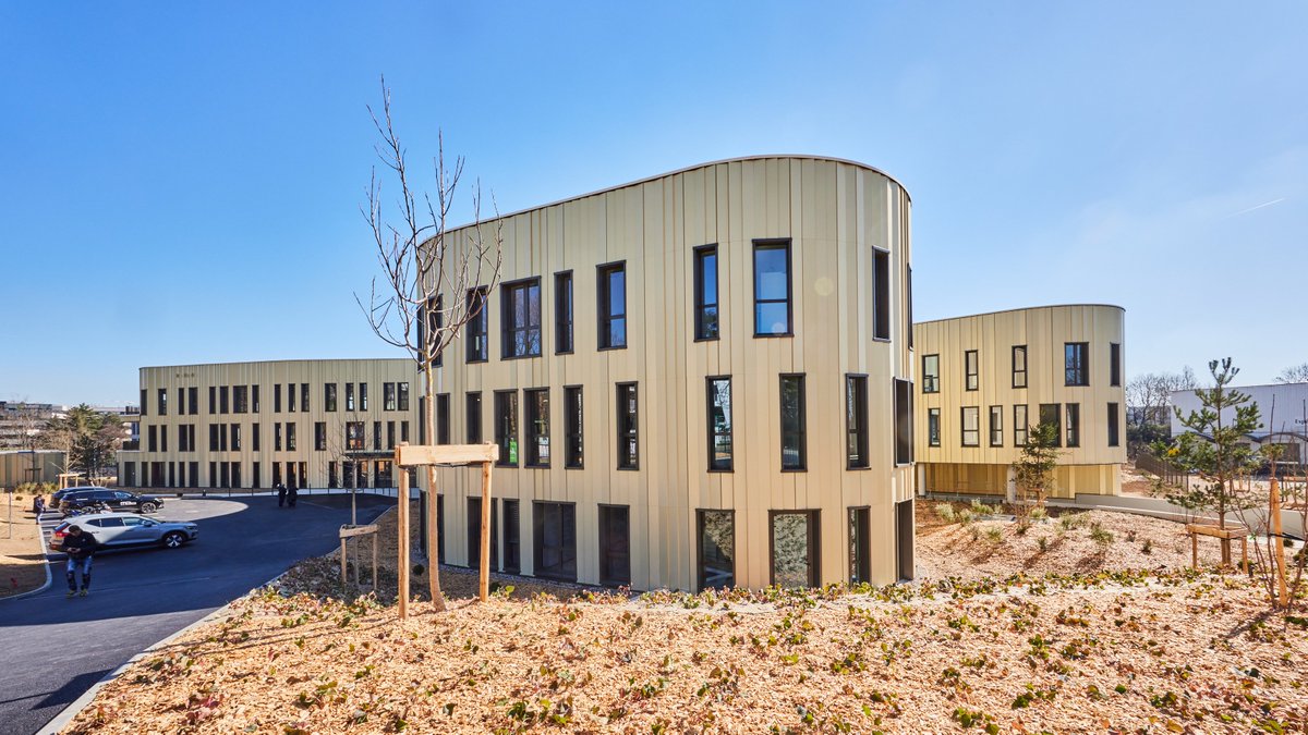 BouyguesBat_SE's tweet image. [#Livraison] Clap de fin pour LIME à Limonest !
Après 22 mois de travaux, nos équipes viennent de livrer à @Dcbinter le gros œuvre et clos couvert de ce magnifique immeuble de bureaux situé à Limonest, près de @villedelyon. Merci à notre client et bravo à nos collaborateurs !