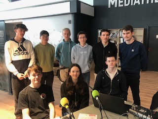 27e concours des plaidoiries des lycéens @CaenMemorial 
👏 aux 10 élèves reporters des lycées J. Monnet de Mortagne au Perche et Jeanne d’Arc de Caen qui réalisent une émission radio avec interviews et reportages pour faire découvrir les coulisses du concours.