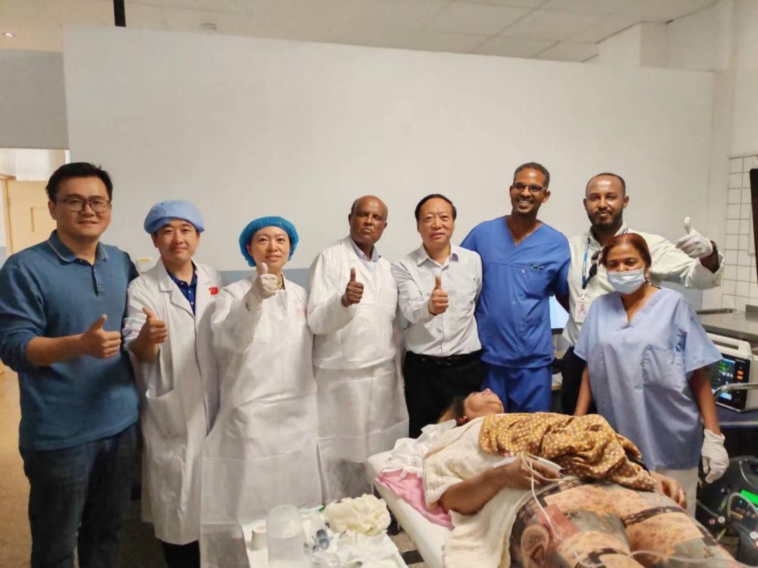 On March 13, the 16th Chinese Medical Team to Eritrea in collaboration with Eritrean counterparts successfully carried out the first tracheoscopy in Eritrea at Orotta Hospital, which will benefit the Eritrean patients in future.