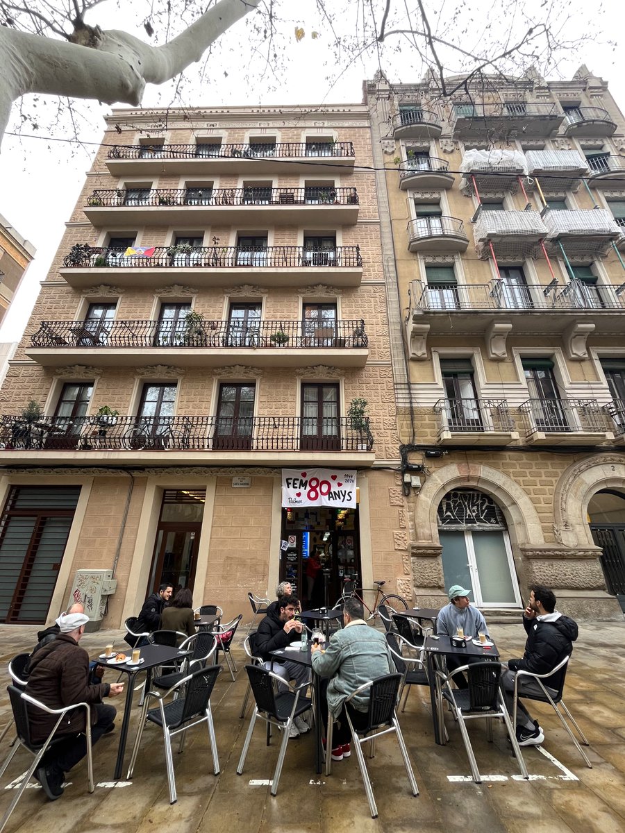 Bcnsingular's tweet image. No deixaré de ser mai del #Poblesec per molt lluny que visqui, ni deixaré de venir a la cafeteria Palmer (pl. #SantaMadrona 1), que ha fet 80 anys. M'estimo el Josep, enyoro la Mònica -espero que pugui tornar al bar aviat- i em commou que encara existeixin llocs així a Barcelona