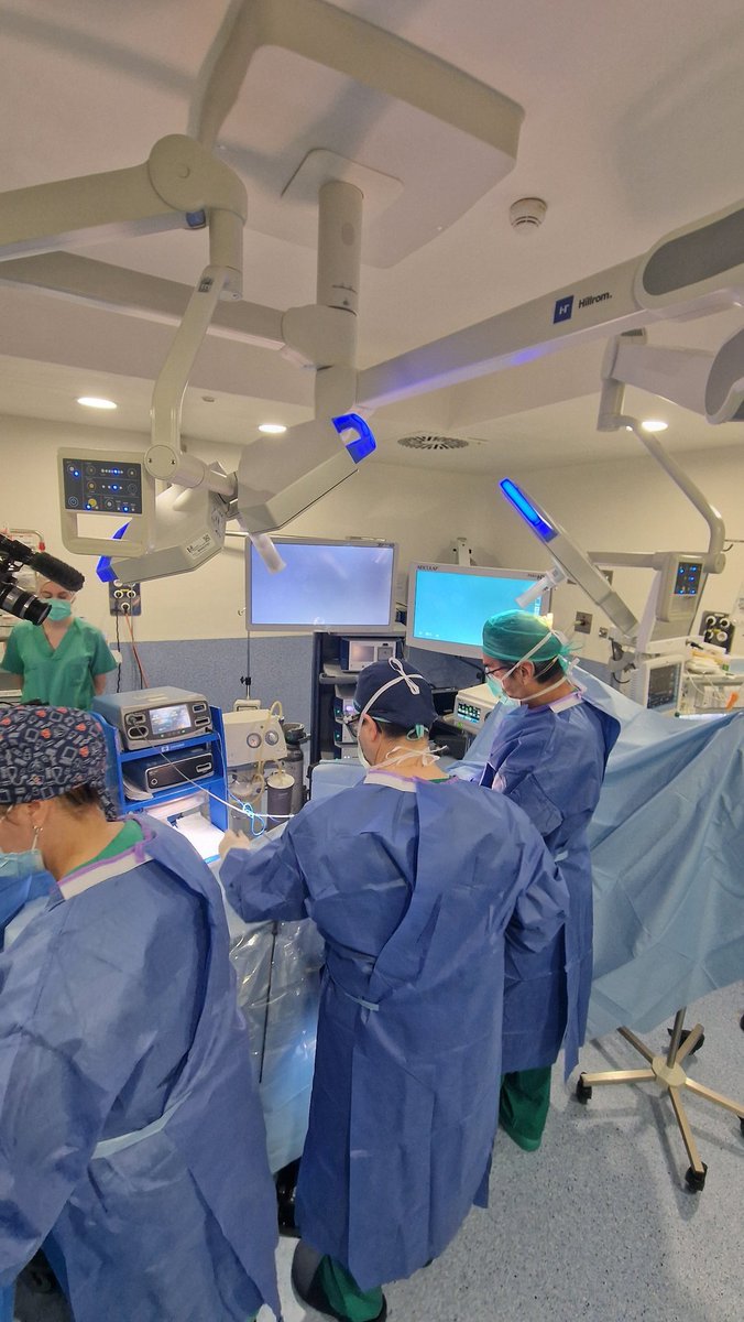 CGDMedina's tweet photo. Continuamos con la 2° cirugía en directo por el Dr. @Villawolf26 con una reparación laparoscópica eTEP Rives-Stoppa de una hernia incisional de línea media! 🙌🙌🙌💪💪💪
XVI JORNADA DE CIRUGÍA LAPAROSCÓPICA - HOSP. MEDINA DEL CAMPO🔝
#Some4Surgery #Some4Hernia 
#HerniaFriends https://t.co/L4RTx4Exl1