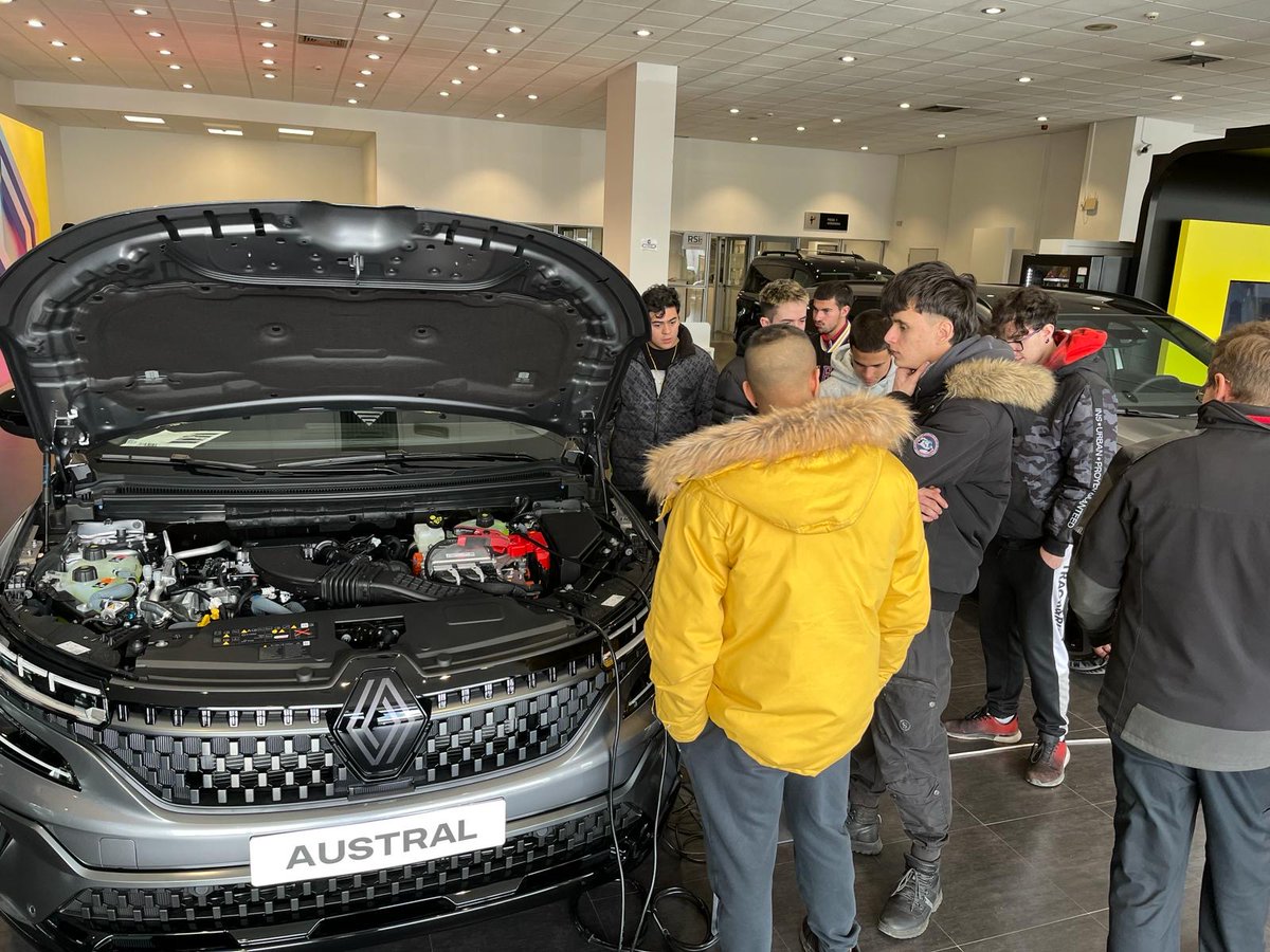 Sesión formativa sobre vehículos eléctricos en el Concesionario RENAULT con el Proyecto Aula Empresa REALIDAD VIRTUAL APLICADA A LA REPARACIÓN DE VEHÍCULOS. #AulaEmpresa+CyL