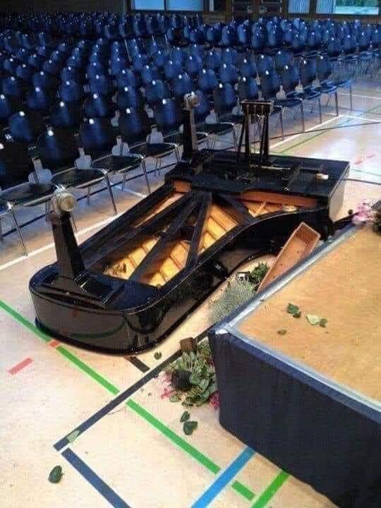 Let's remember the Steinway that fell off a stage in Germany in 2015. #classicalmusic #piano #steinway #classicalmusicdaily