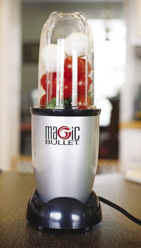 Oliko sinulla Magic Bullet? Minulla oli, sain vitsilahjana muinoin jossain tupareissa ja olipa kerrassaan paska vekotin. Valkosipulit jäi aina tuonne terien alle ja onnistuessaankin lopputulos oli klimppistä sohjoa. Kaiken kruunasi ärjyvä käyntiääni ja liian pieni säiliö.