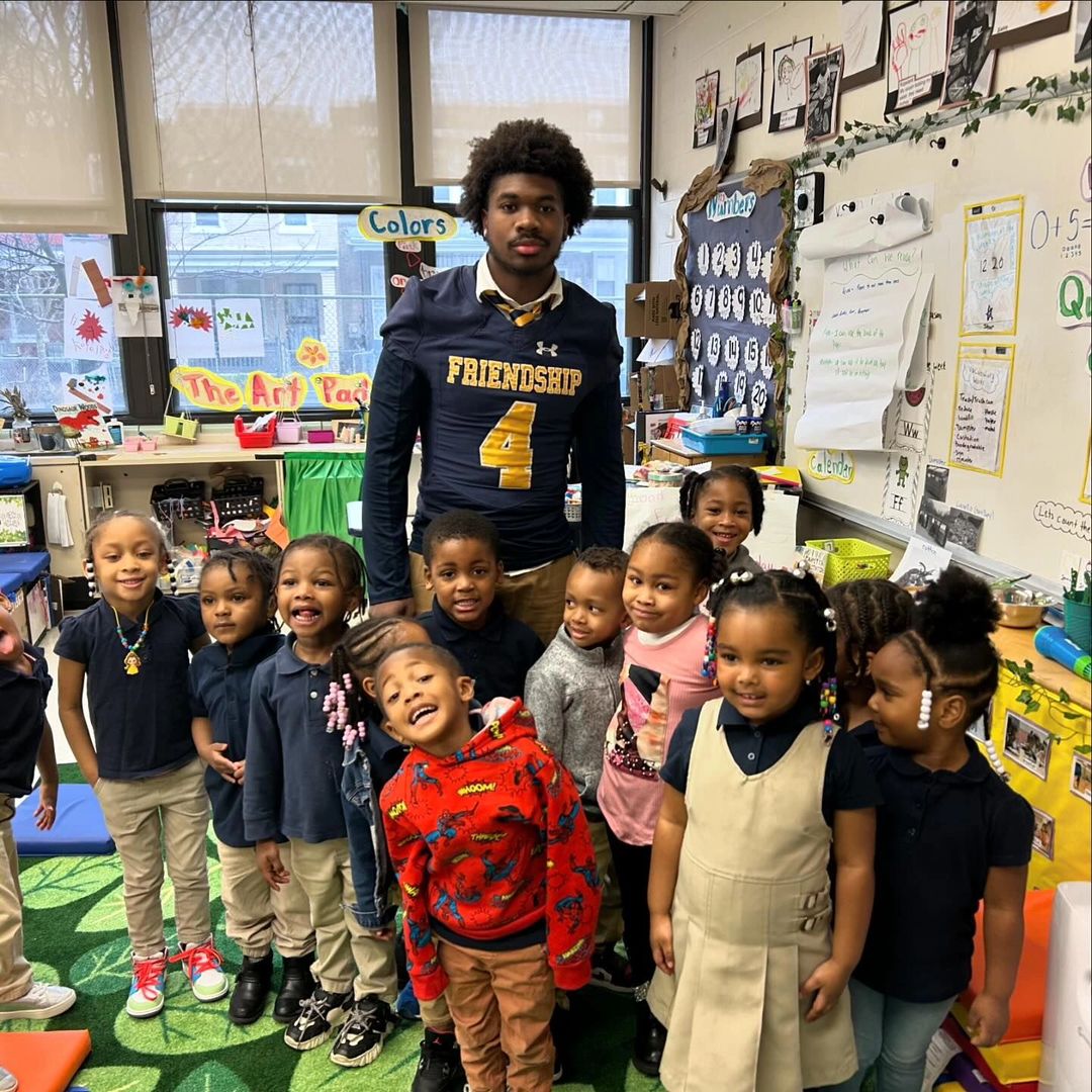 It’s truly refreshing to see scholars of all ages uniting over their love of reading! 📚 Members of the @friendshipfb football team spent time reading to the young learners at @FriendshipPCS Blow Pierce 🙌🏾