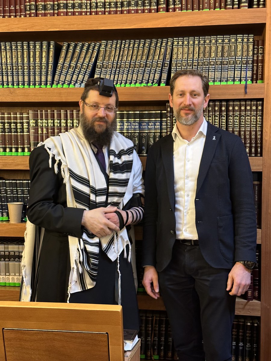 Heute hat @KAJ_Berlin Vorstandsvorsitzender @PashaLyubarsky am Morgengebet in der Jüdischen Gemeinde Chabad Berlin @JewishBerlin teilgenommen. Danke, Yehuda @RabbiTeichtal, für den warmen Empfang. Die jüdische Landschaft in Berlin ist vielfältig, so vielfältig, wie die zwölf