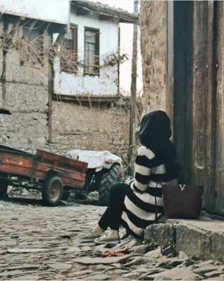 اعظم هديه خلقها رب العالمين هي "الأنثى" فحافظوا عليها لا تؤذوها او تجرحوها بأفعال او اقوال ممكن يكون لها اثر متعب عليها ... هي انثى ارق مما تتصور او تعتقد ..
كل المطلوب فقط ان تفهمها وتحتويها وتشعر بألمها وان تحتفظ على امانها وان تحبها "كرجل" وتعاملها كأنثى عظيمه