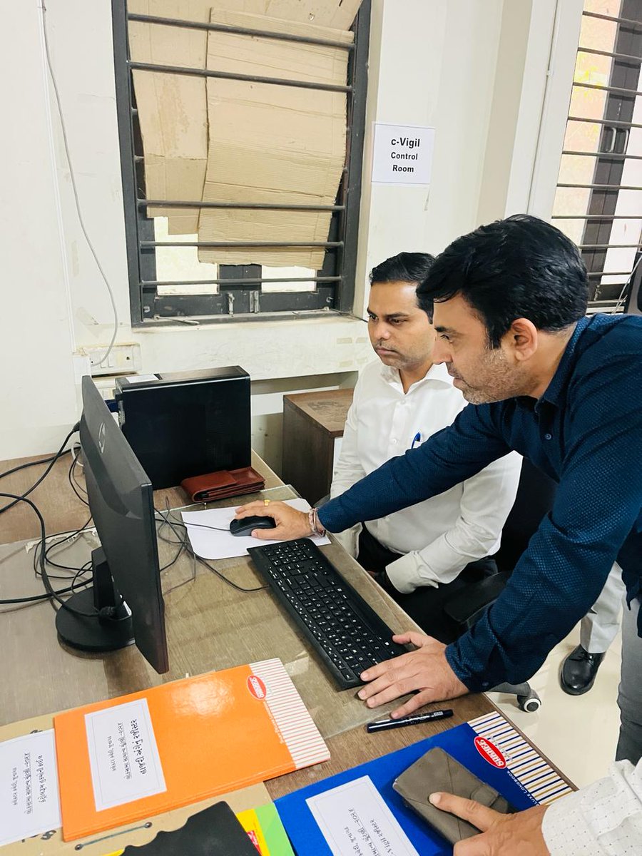 collectorjunag's tweet photo. આગામી લોકસભા ચૂંટણી 2024 અન્વયે આજરોજ જિલ્લા કલેકટર કચેરી ખાતે C-Vigil કંટ્રોલ રૂમની મુલાકાત કરી સંલગ્ન સ્ટાફને જરૂરી સુચનો કર્યા.
@ECISVEEP @CEOGujarat https://t.co/7cxIbIiFqp