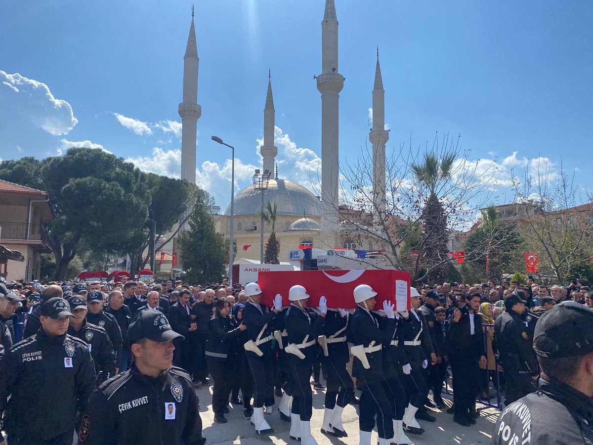 📍Sarayköy

Şırnak İdil’de görevi başında meydana gelen elim bir trafik kazasında şehit olan Polis Memurumuz Fırat Der’i dualarla uğurladık.

Şehidimizin ruhu şad, mekânı cennet olsun. Ailesi ve yakınlarına sabır ve başsağlığı diliyorum.