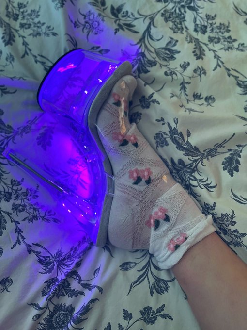 Got my first pair of pole shoes 🥰 https://t.co/qbMoEVCVGn