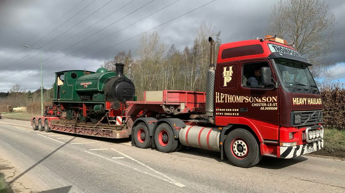 Renishaw Ironworks No.6's shovel was ceremonially handed over by Steve our Engineering Director to its new owners Adam and Diana from the @AlnValleyRail today, as we waved goodbye to Renishaw as it heads to its new home at Alnwick.