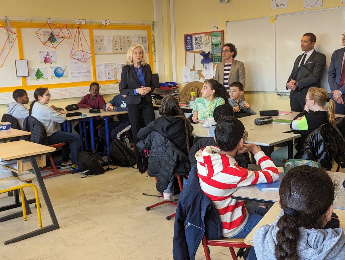 ac_normandie's tweet image. La rectrice @ChGavini  au collège Lechanteur de Caen pour la #SemaineDesMaths

Au programme : présentation du laboratoire de mathématiques, course aux Nombres avec des 6e, jeu du sandwich... Bravo à toute l'équipe de mathématiques du collège pour son dynamisme !

#SDM2024